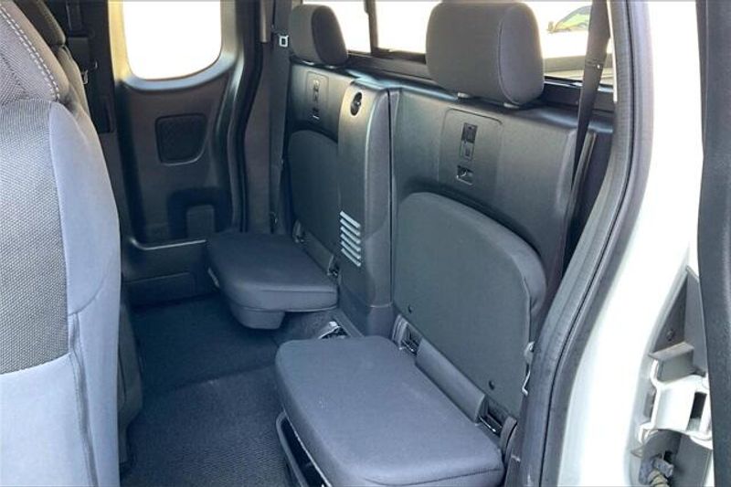 Used 2025 Nissan Frontier SVImage 25