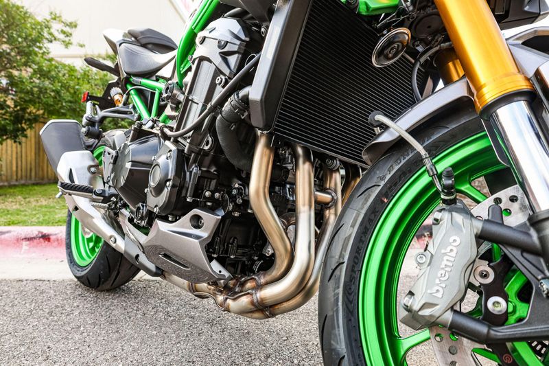 2025 Kawasaki Z900 SE ABS  METALLIC MATTE GRAPHITE GRAY AND EBONY AND METALLIC GRAPHITE GRAY Image 14