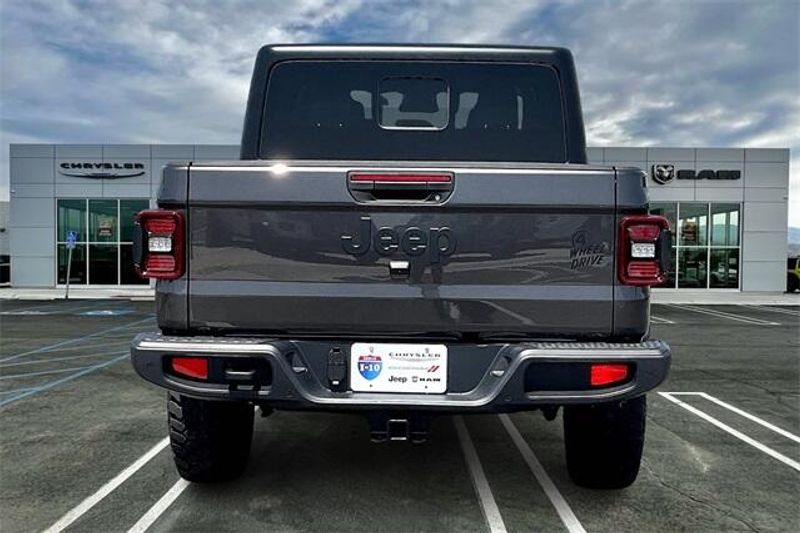 2025 Jeep Gladiator Willys photo 3