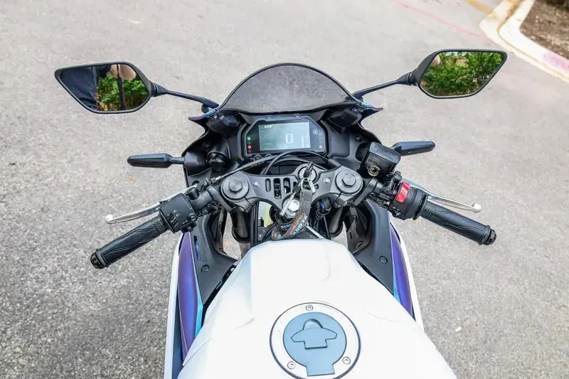 2025 Yamaha YZFR3 ABS LUNAR WHITE AND NEBULA BLUE Image 21