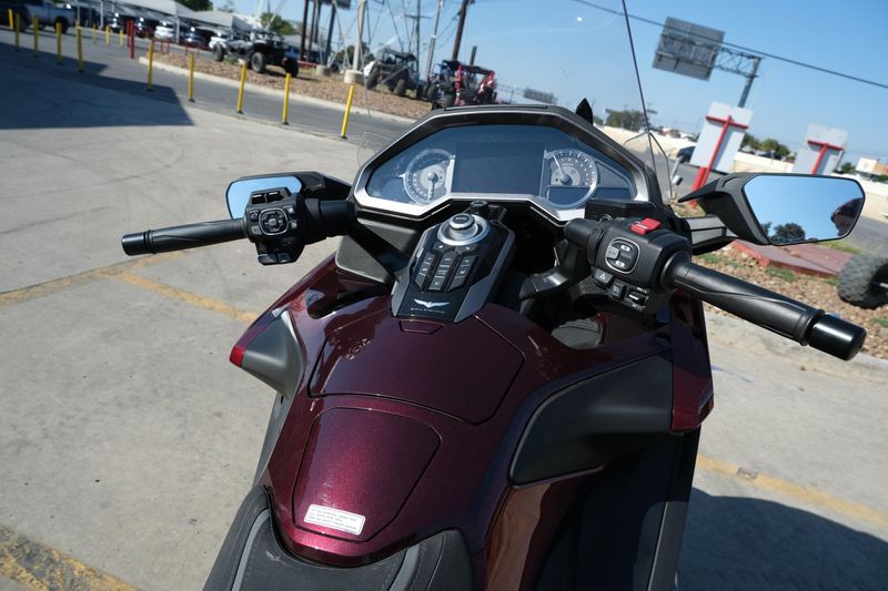 2023 Honda GOLDWING TOUR DCT REDImage 15