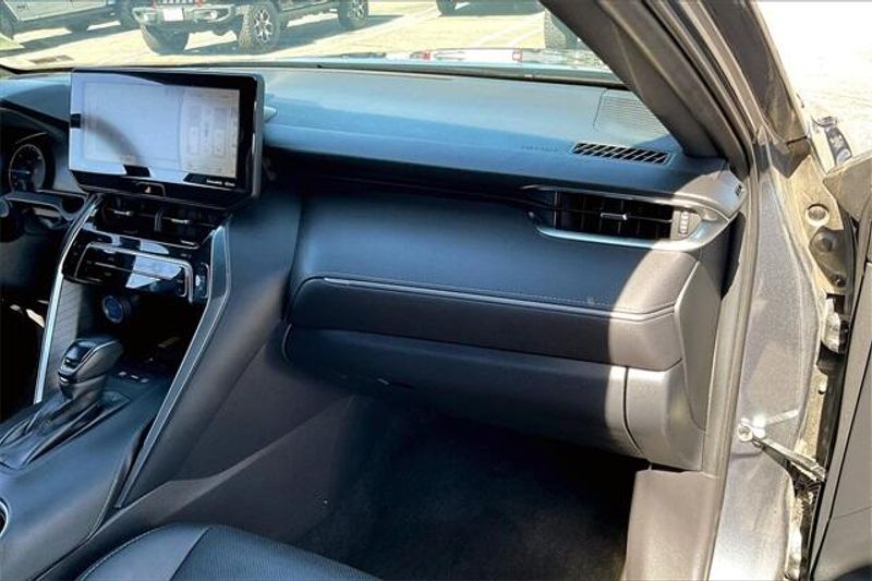 Used 2022 Toyota Venza LimitedImage 16