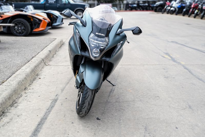 2025 Suzuki HAYABUSA METALLIC MATTE GREEN AND METALLIC MATTE TITANIUM SILVERImage 3