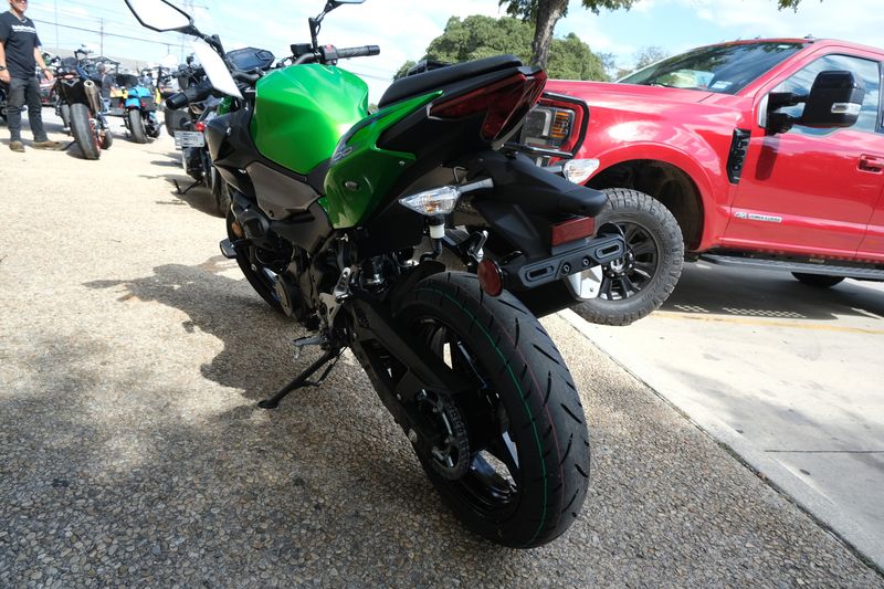 2024 Kawasaki Z500 ABS CANDY LIME GREEN AND METALLIC FLAT SPARK BLACK AND METALLIC GRAPHITE GRAYImage 11