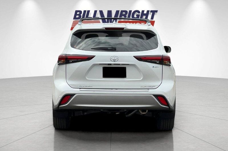 New 2026 Toyota Highlander Hybrid PlatinumImage 4