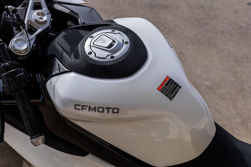 2024 CFMOTO 450SS NEBULA WHITEImage 10