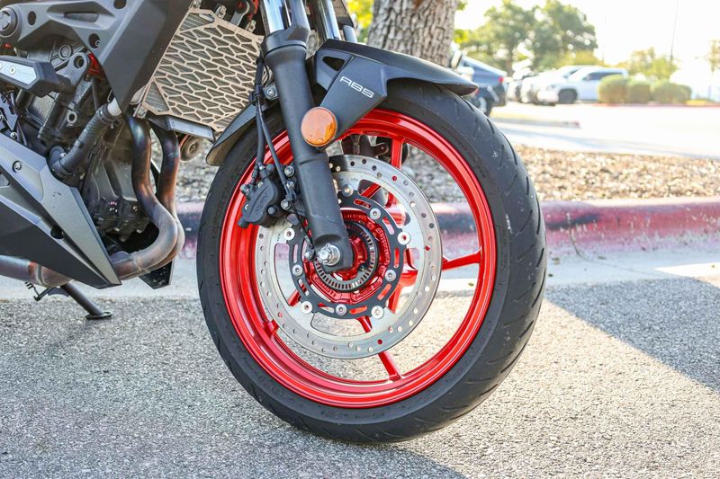 USED 2025 KAWASAKI Z500 SE ABS Image 13