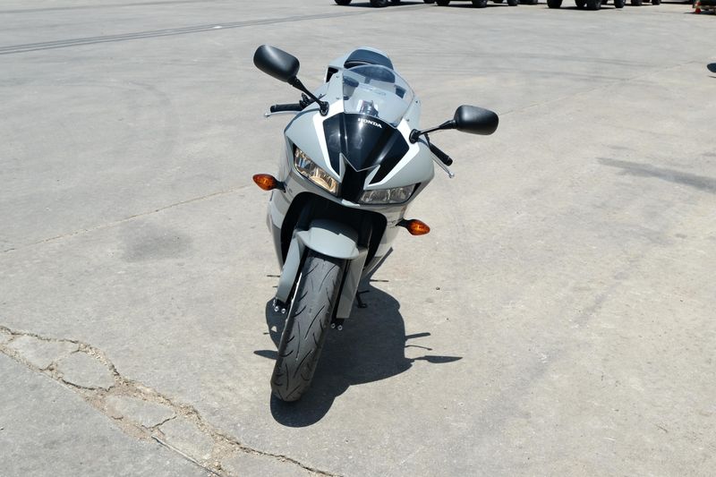 2025 Honda CBR600RR ABS DEEP PEARL GRAY Image 9
