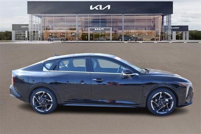 2025 Kia K4 GT-LineImage 2