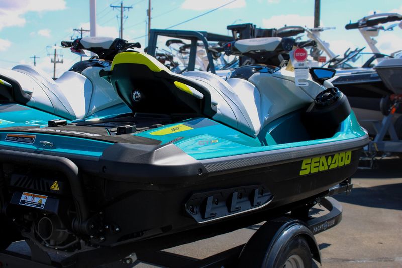 2025 SEADOO GTI SE 130 WITH SOUND SYSTEM IDF TEAL BLUE AND MANTA GREEN Image 2