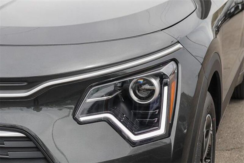 2025 Kia Niro LXImage 13