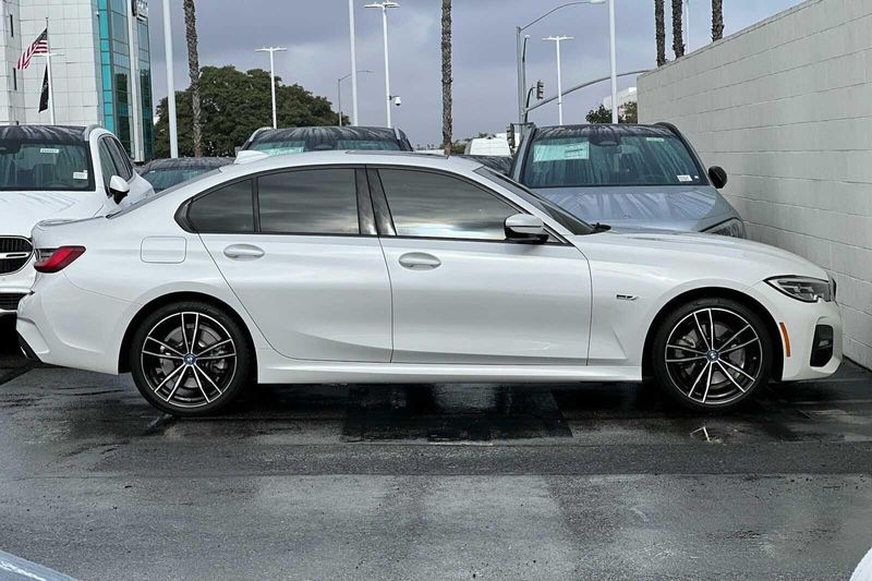 2022 BMW 3 Series 330e iPerformanceImage 3