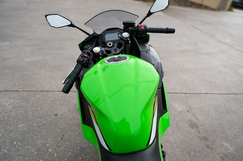 2025 Kawasaki NINJA 500 KRT EDITION LIME GREEN AND EBONY AND PEARL BLIZZARD WHITEImage 2