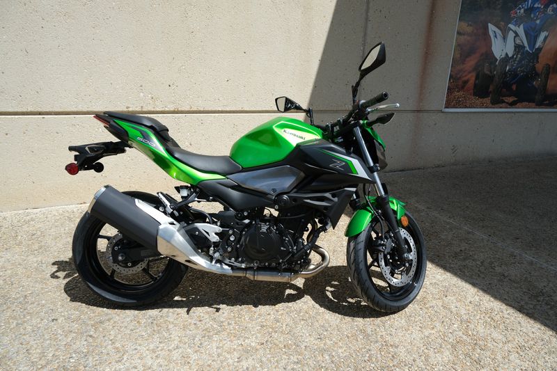 2024 Kawasaki Z500 ABS CANDY LIME GREEN AND METALLIC FLAT SPARK BLACK AND METALLIC GRAPHITE GRAYImage 3