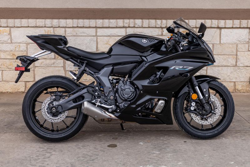 2025 Yamaha YZFR7 MATTE RAVEN BLACKImage 2