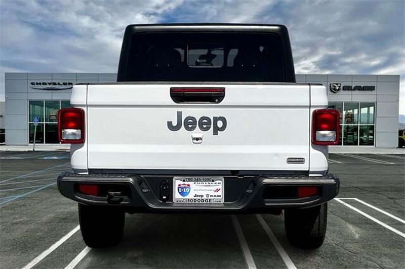 2023 Jeep Gladiator Overland photo 3