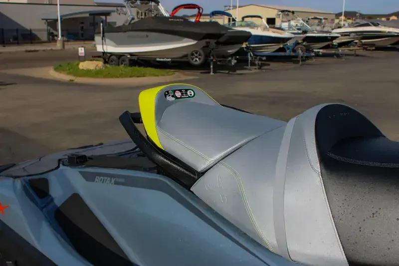 2025 SEADOO RXTX 325 WITH SOUND SYSTEM ICE METAL AND MANTA GREEN Image 12