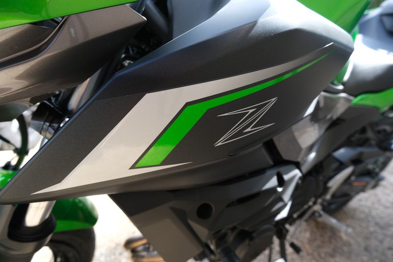 2024 Kawasaki Z500 ABS CANDY LIME GREEN AND METALLIC FLAT SPARK BLACK AND METALLIC GRAPHITE GRAYImage 9