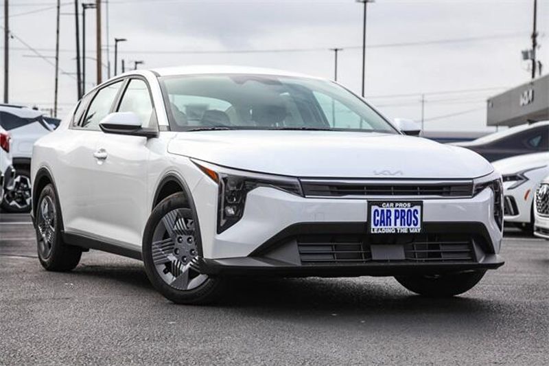 New 2025 Kia K4 LXImage 2