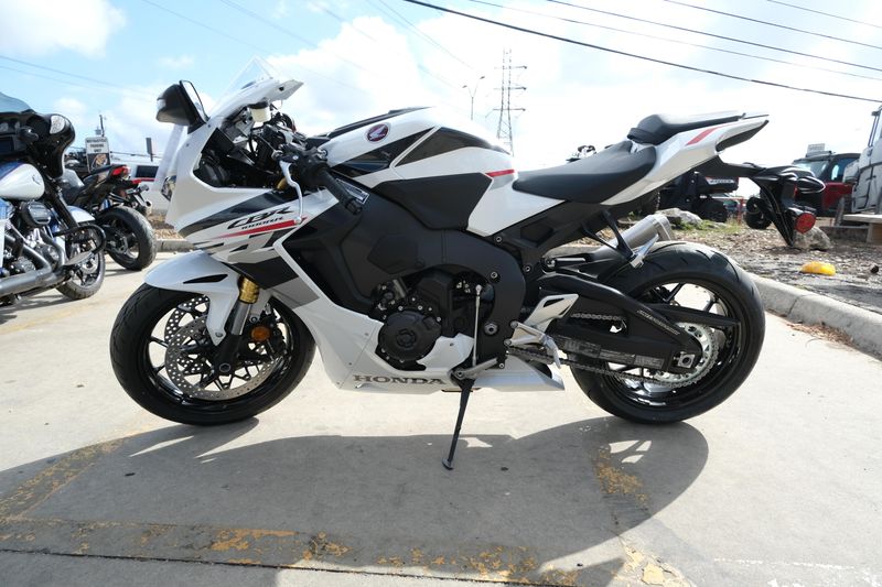 2025 HONDA CBR1000RR ABS PEARL WHITE in a PEARL WHITE exterior color. Family PowerSports (877) 886-1997 familypowersports.com 