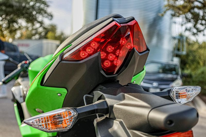 2025 Kawasaki NINJA 500 KRT EDITION LIME GREEN AND EBONY AND PEARL BLIZZARD WHITEImage 8