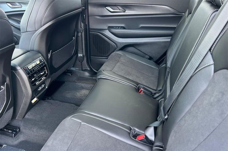 2025 Jeep Grand Cherokee Altitude photo 12