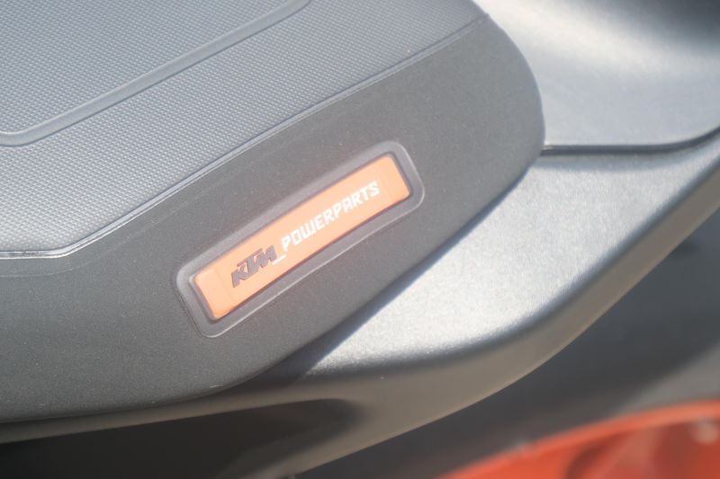 2023 KTM 890 DUKE R ORANGE AND BLUE Image 19