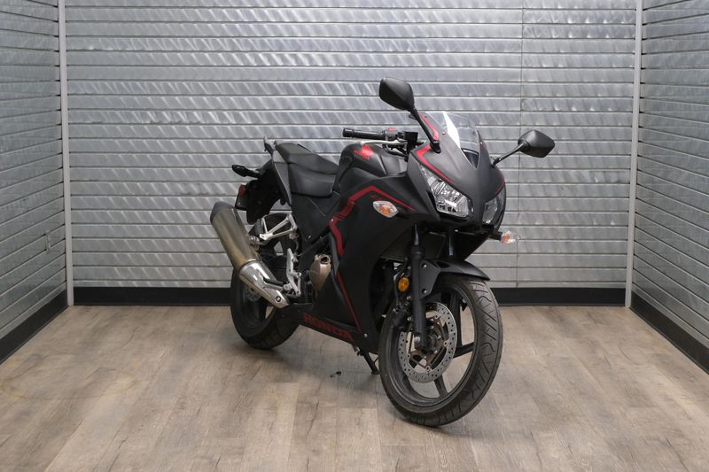 USED 2021 HONDA CBR300R Image 1