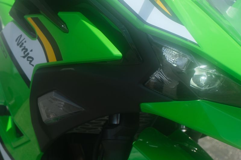 2025 Kawasaki NINJA 500 KRT EDITION SE ABS LIME GREEN AND EBONY AND PEARL BLIZZARD WHITE Image 27