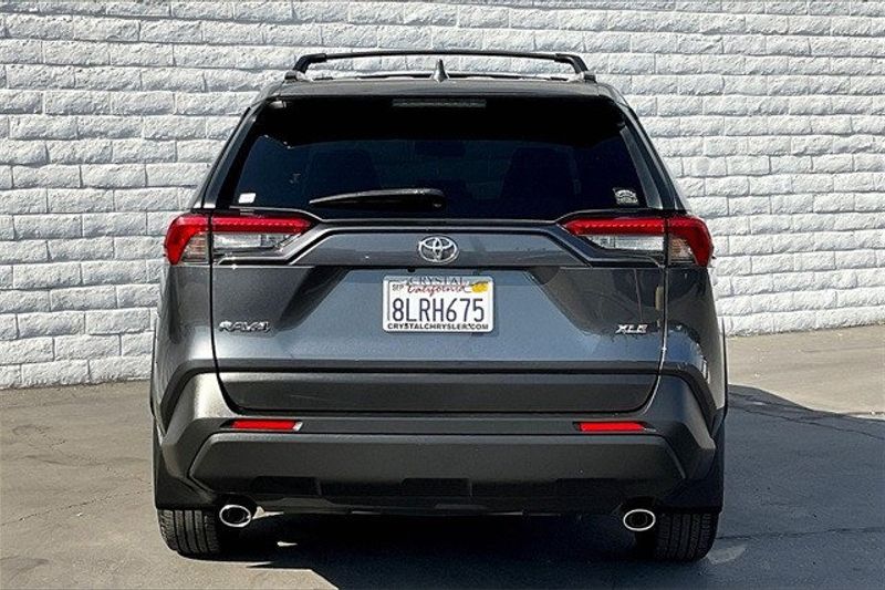 2019 Toyota RAV4 XLEImage 3