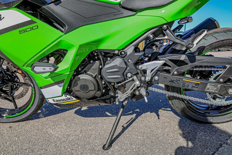 2025 Kawasaki NINJA 500 KRT EDITION SE ABS LIME GREEN AND EBONY AND PEARL BLIZZARD WHITEImage 14