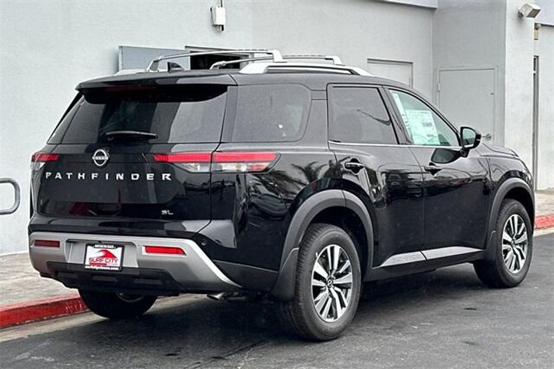 New 2025 Nissan Pathfinder SLImage 3