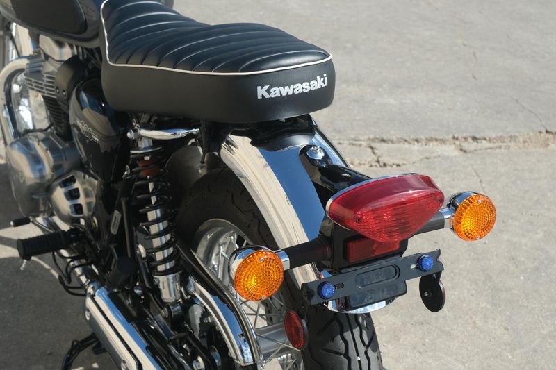 2024 Kawasaki W800 ABS METALLIC SLATE BLUE AND METALLIC DIABLO BLACK Image 6