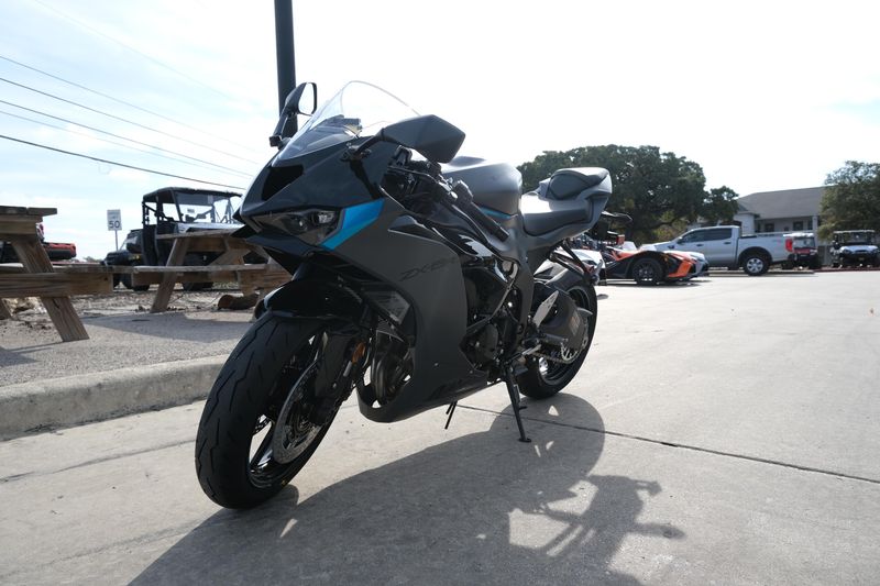 2025 Kawasaki NINJA ZX6R METALLIC MATTE DARK GRAY AND EBONYImage 21