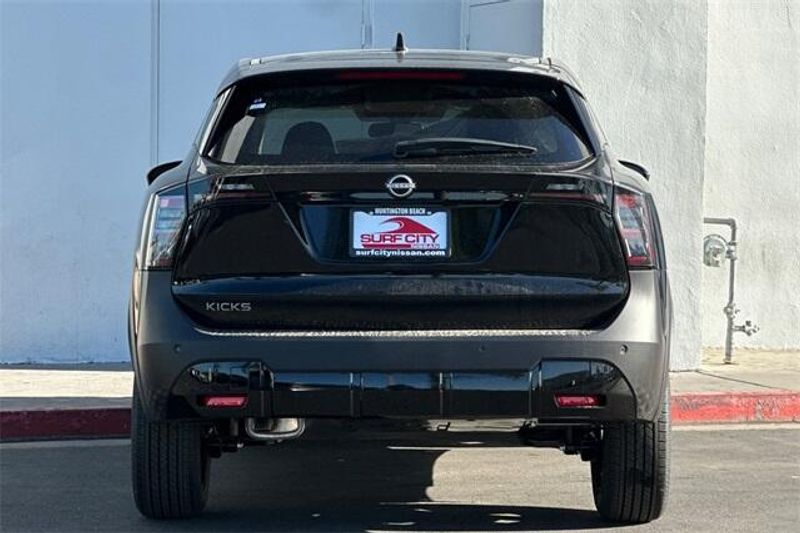 2025 Nissan Kicks SVImage 4