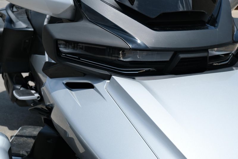 2024 Can-Am SPYDER RT LIMITED HYPER SILVER WITH PLATINUM Image 24
