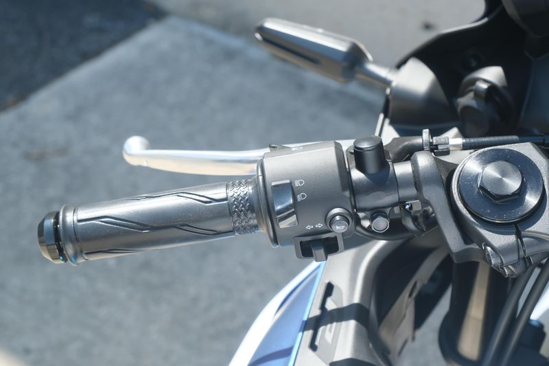 2025 Yamaha YZFR3 ABS LUNAR WHITE AND NEBULA BLUE Image 13
