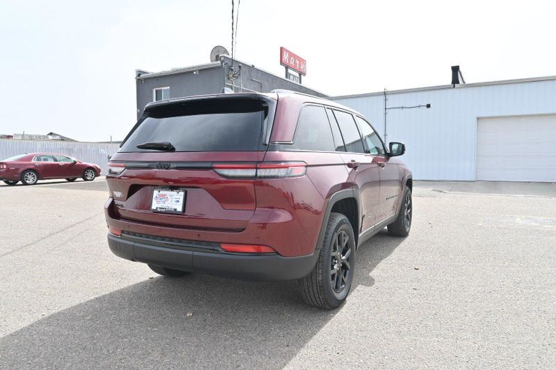 2025 Jeep Grand Cherokee Altitude XImage 8