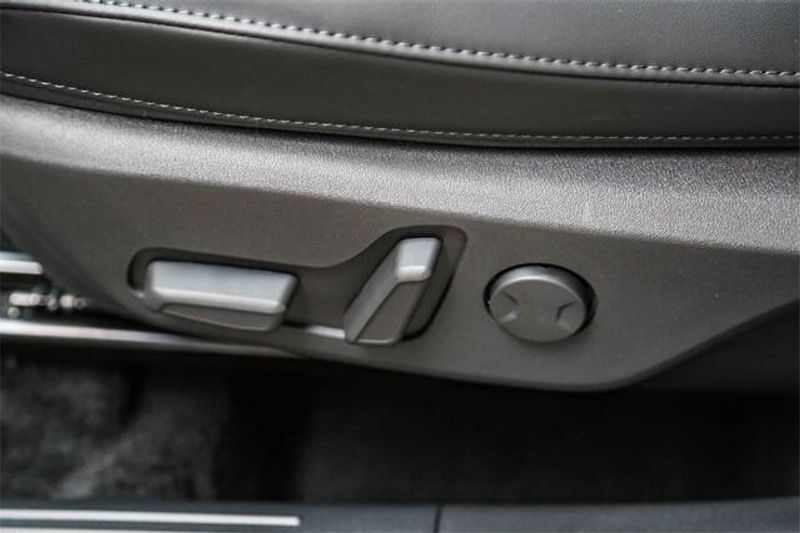 New 2025 Kia Niro SXImage 21