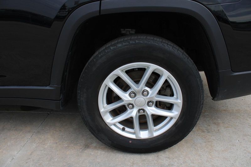 2023 Jeep Grand Cherokee Laredo photo 9