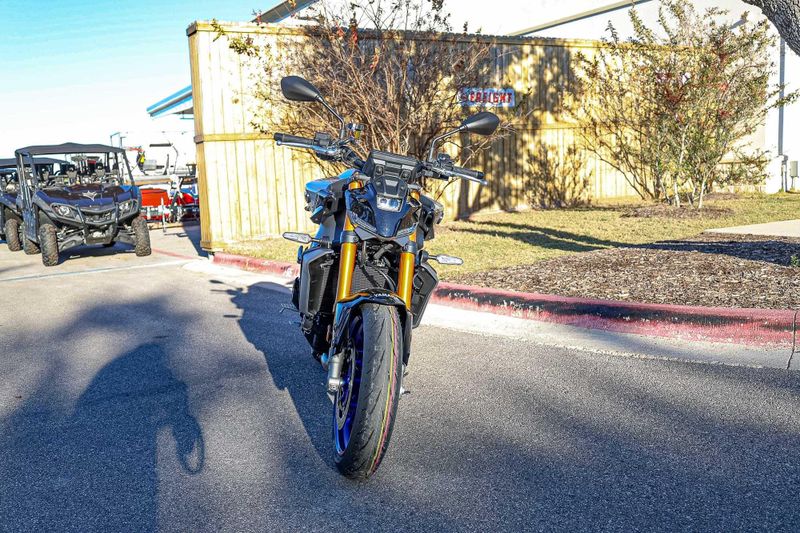 2025 Yamaha MT09 SP  LIQUID METAL AND RAVEN Image 7