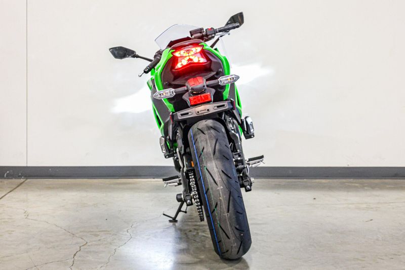 2025 Kawasaki NINJA 650 KRT EDITION ABS LIME GREEN AND EBONY AND PEARL BLIZZARD WHITEImage 17