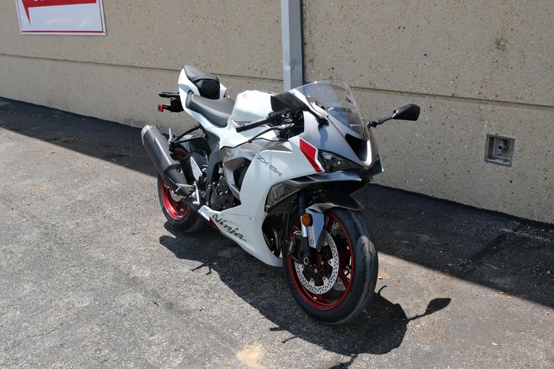 2025 Kawasaki NINJA ZX6R ABS PEARL ROBOTIC WHITE AND METALLIC GRAPHITE GRAY Image 2