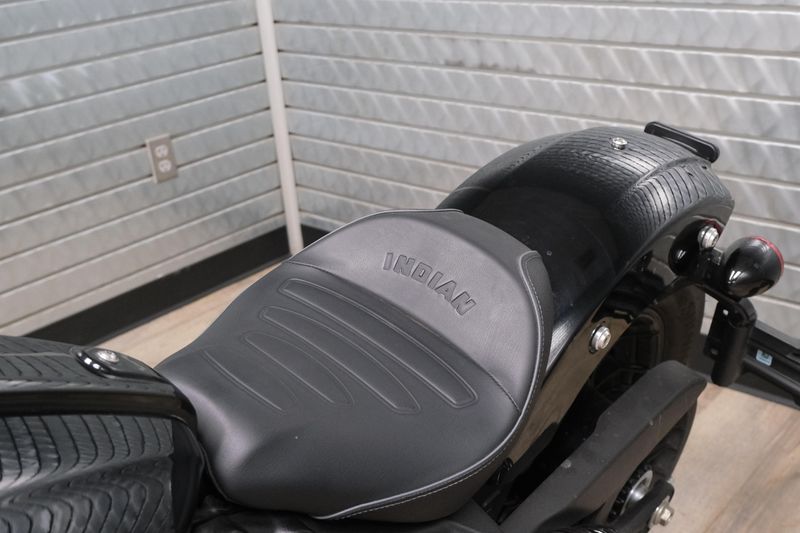 USED 2025 INDIAN MOTORCYCLE SCOUT BOBBER LIMITED WITH TECHNOLOGY PACKAGE BLACK METALLIC Image 19