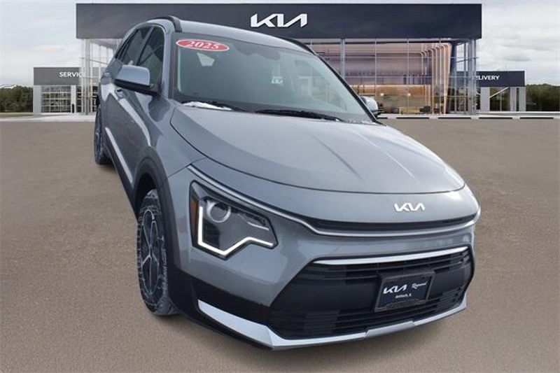 2025 Kia Niro LXImage 9