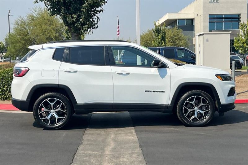 2024 Jeep Compass Latitude photo 3