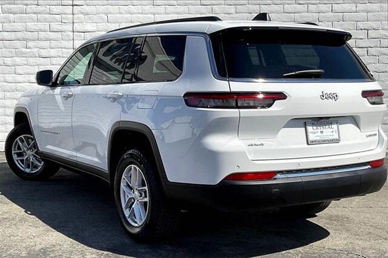 2025 Jeep Grand Cherokee Laredo photo 2