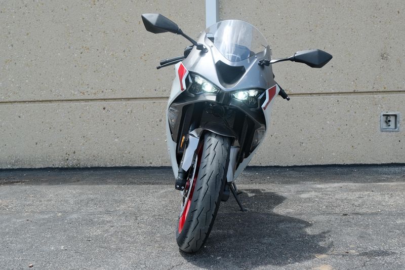 2025 Kawasaki NINJA ZX6R PEARL ROBOTIC WHITE AND METALLIC GRAPHITE GRAY Image 11