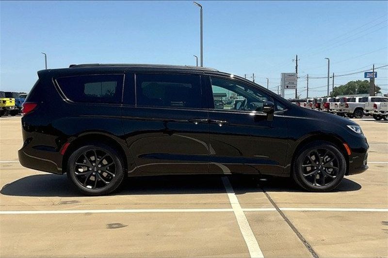 2024 Chrysler Pacifica Touring L AwdImage 16