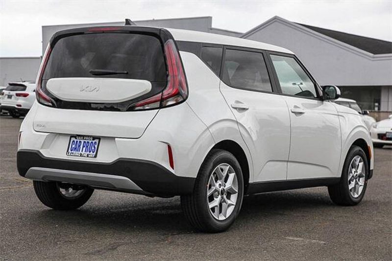 New 2025 Kia Soul LXImage 17